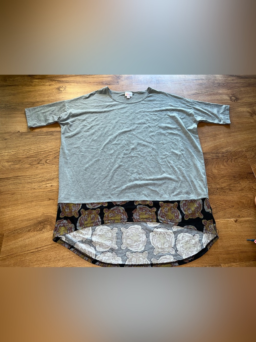 Lularoe Women’s Medium Gray Shirt with Tigers